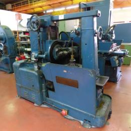 Gear hobbing machine