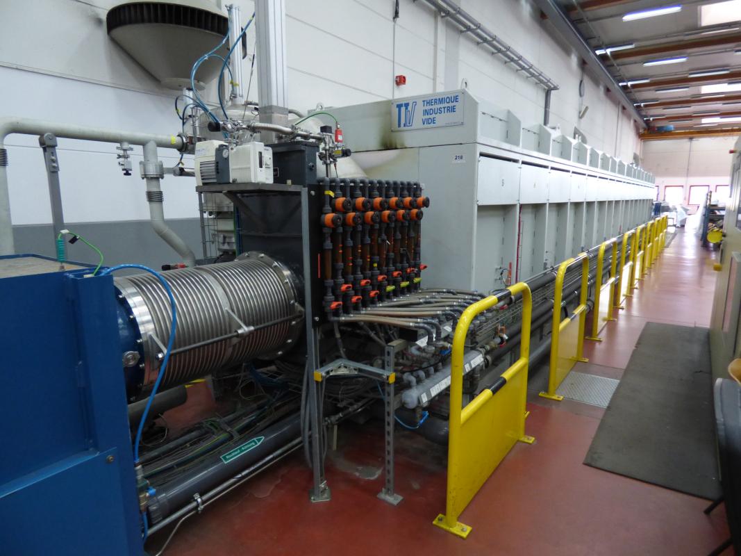 Vacuum annealing furnace