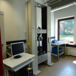 Zugprüfmaschine