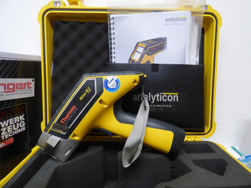 X-ray fluorescence analyzer