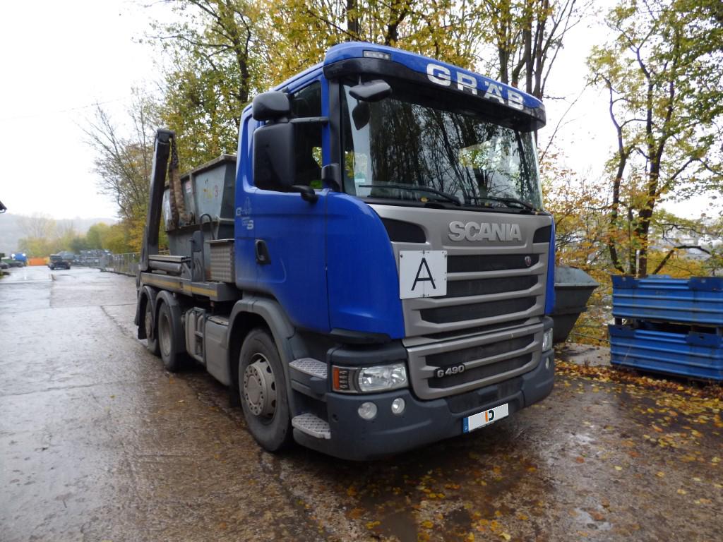 Roll-off tipper truck