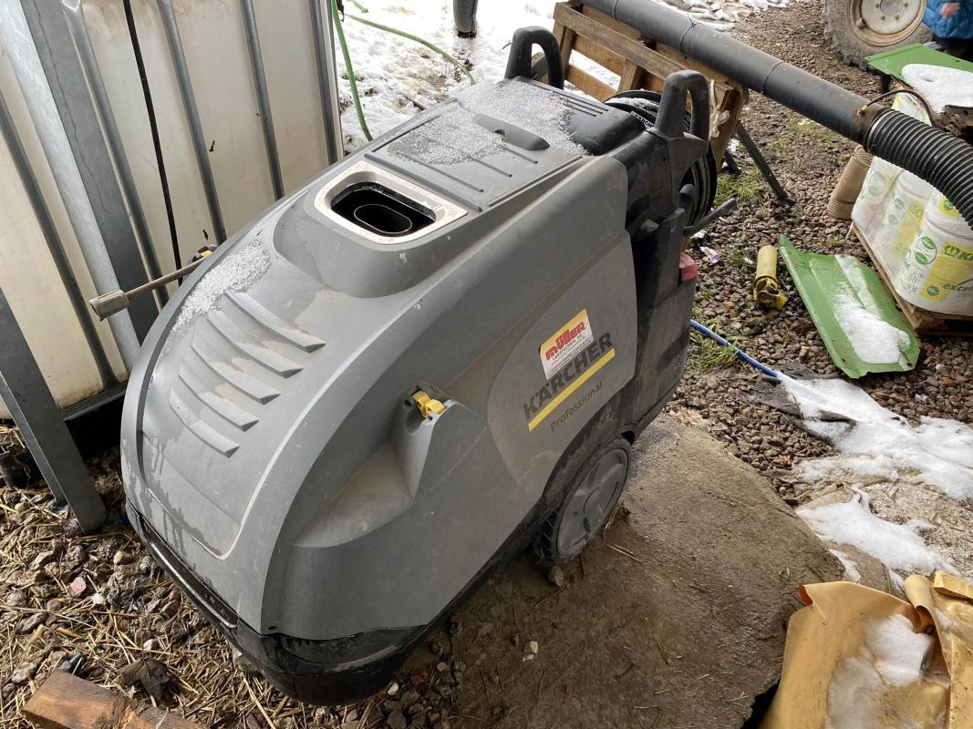 Hot water pressure cleaner