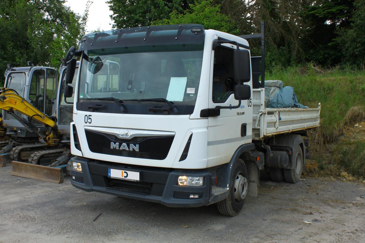 LKW, amtl. Kennz. LB-SE 571