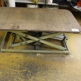 Scissor lift tables
