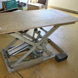 Scissor lift table