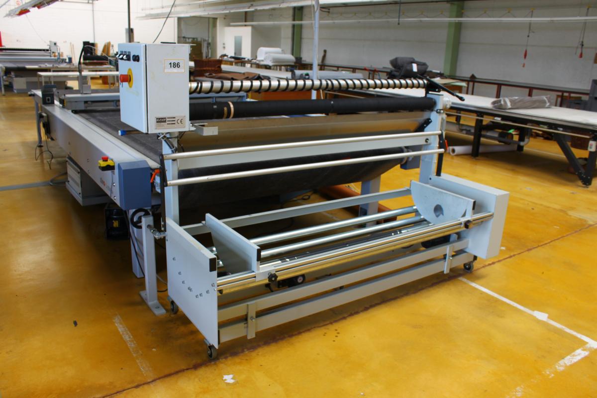 Textile cutting machine