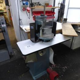 Eckenrundstoßmaschine