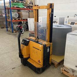 Electric stacker truck
