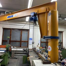 Column-mounted slewing crane