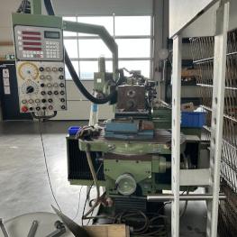 Universal Werkzeugfräsmaschine